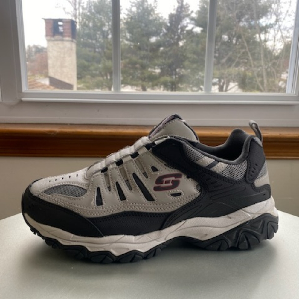 Men's Skechers slip on walking shoes size 9